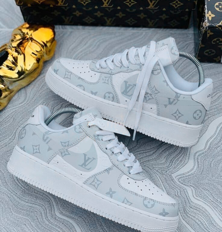 Louis Vuitton| Luxury Brand Sneakers with embossed logo TD23